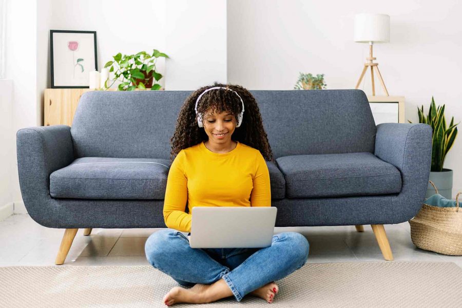 Élève en train de suivre la formation à distance en comptabilité de l'ENCG
