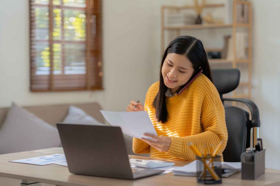 Élève de la formation assistant comptable à distance proposée par ENCG en train d'acquérir les compétences essentielles pour la réussir.
