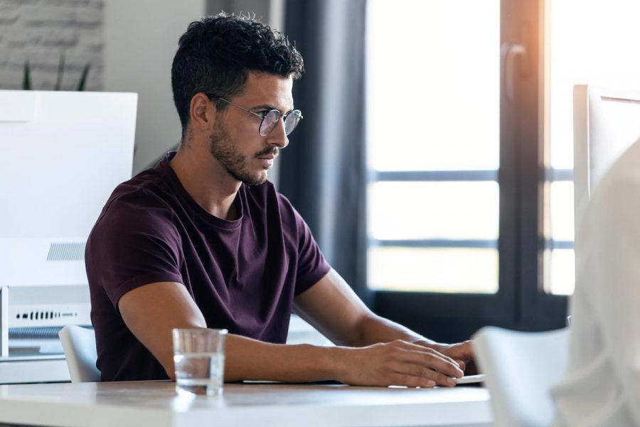 Jeune homme étudiant la comptabilité en ligne