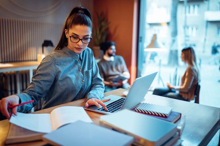 Jeune femme étudiant la comptabilité
