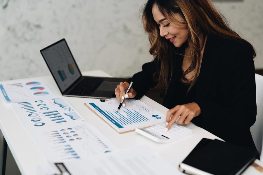 Femme faisant une fomation en comptabilité