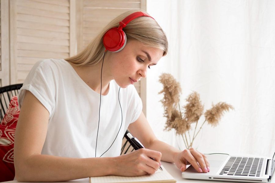 Jeune femme étudiant en ligne la comptabilité