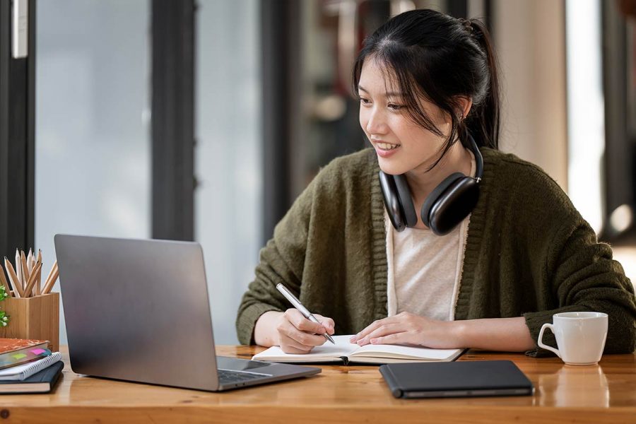 Jeune femme étudiant pour la certification en gestion comptable et fiscale