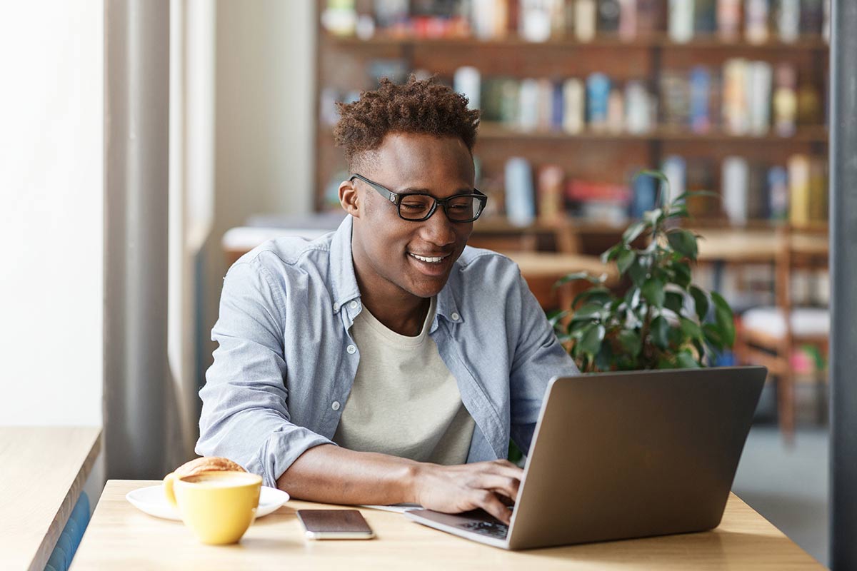 Jeune homme étudiant pour passer le Titre professionnel Gestionnaire de Paie avec ENCG