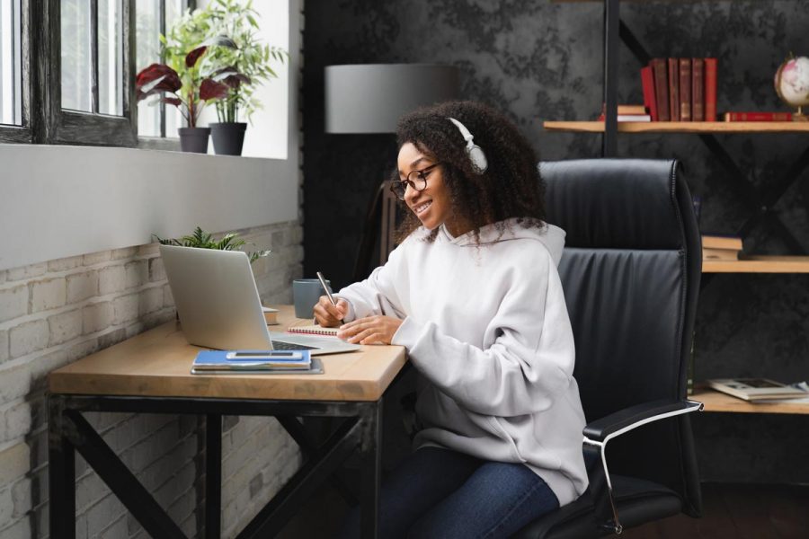 Jeune femme étudiant la comptabilité en ligne