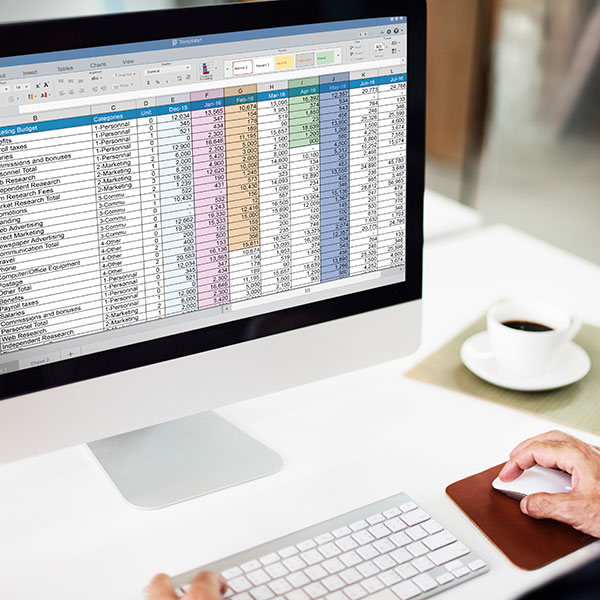 Chef comptable effectuant un bilan de fin d'exercice