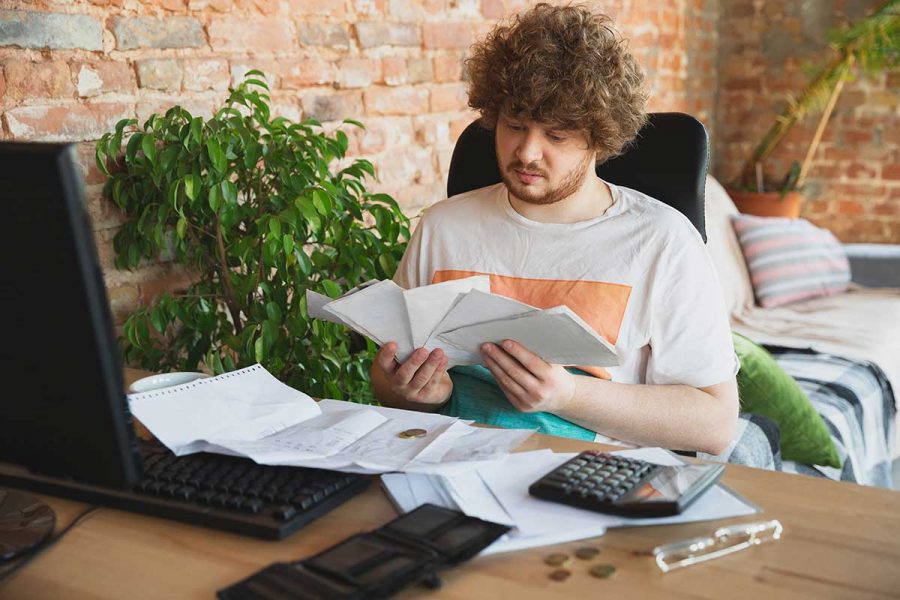 Jeune homme étudiant la possibilité de faire une remise à niveau comptabilité