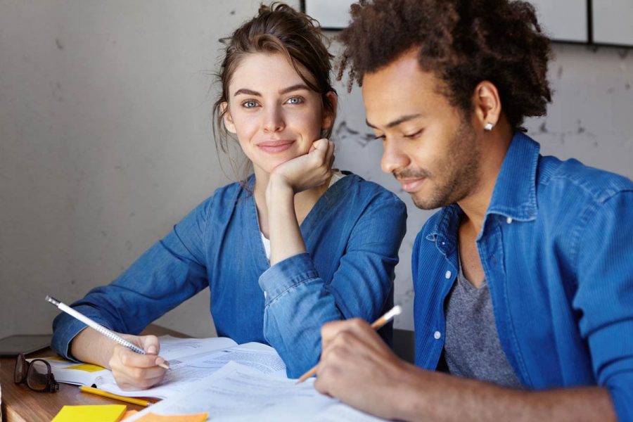 Jeunes étudiant pour leur diplôme de comptabilité