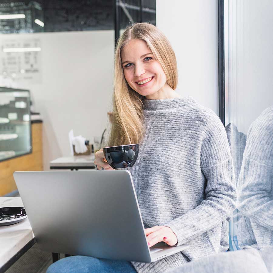 Jeune étudiante choisissant sa formation en comptabilité et gestion