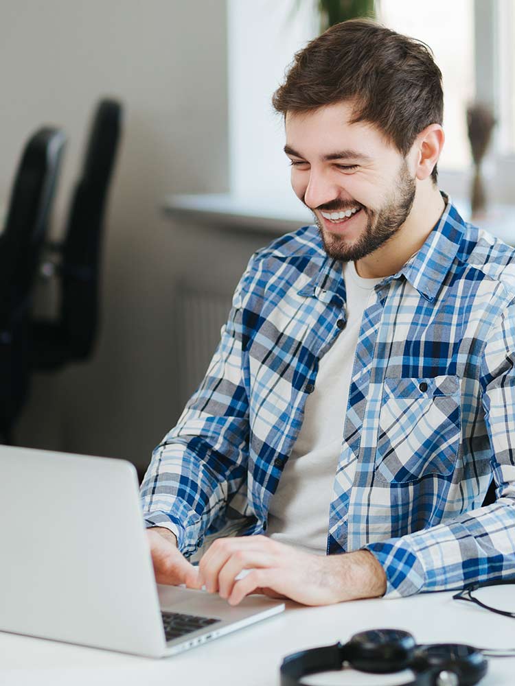 Salarié choisissant sa formation en comptabilité
