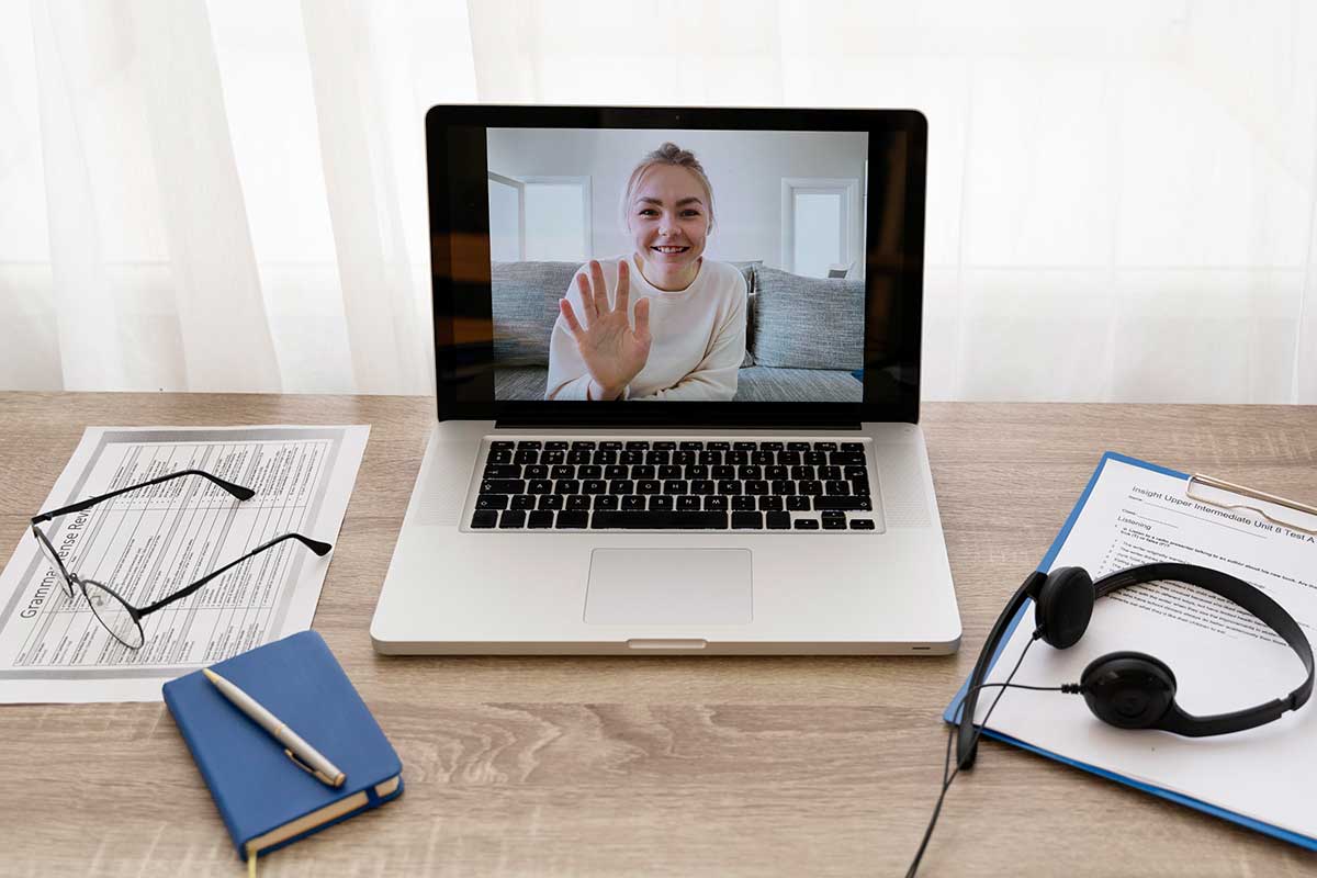 Jeune étudiante se connectant pour sa formation comptabilité à distance reconnue par l'État.
