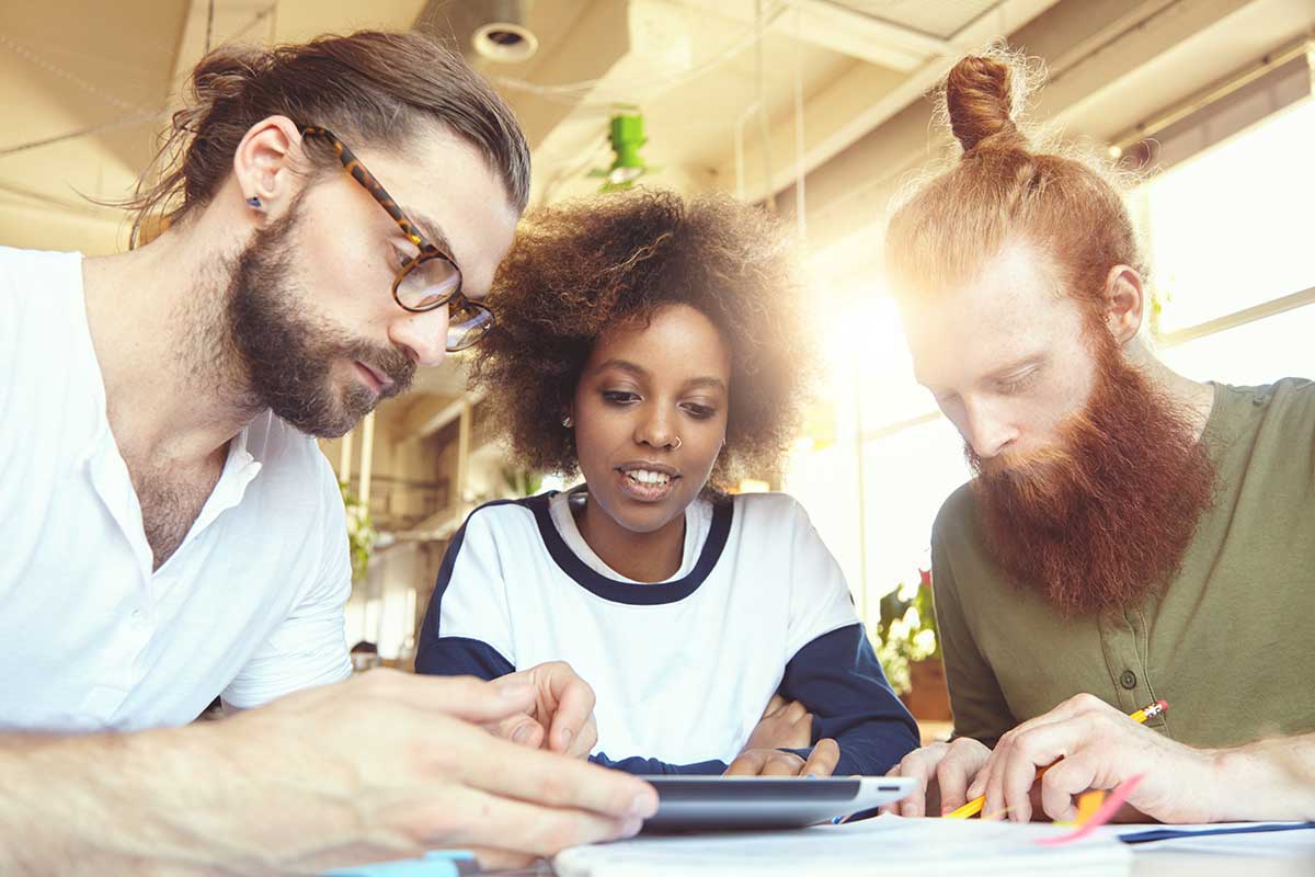 Étudiants en DCG finance en train de réviser leurs cours