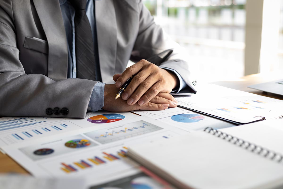 Fiscaliste effectuant des calculs comptables