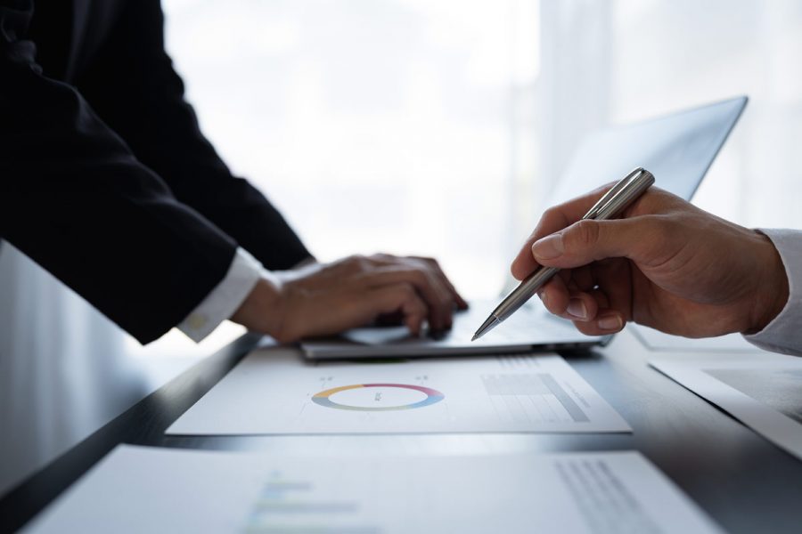 Gestionnaires de paie faisant des calculs comptables sur un bureau