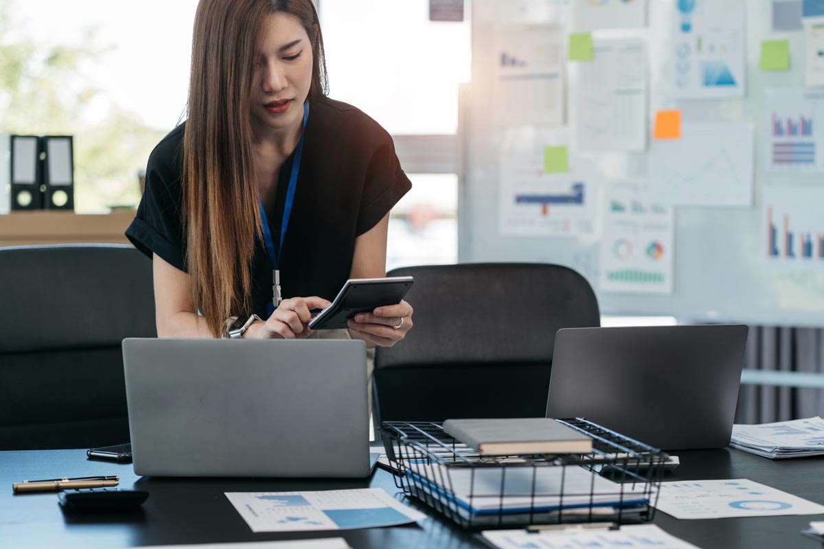Femme faisant des calculs comptables dans son bureau