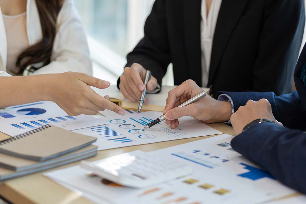 Trois professionnels de la comptabilités en train d'analyser les résultats de l'entreprise.