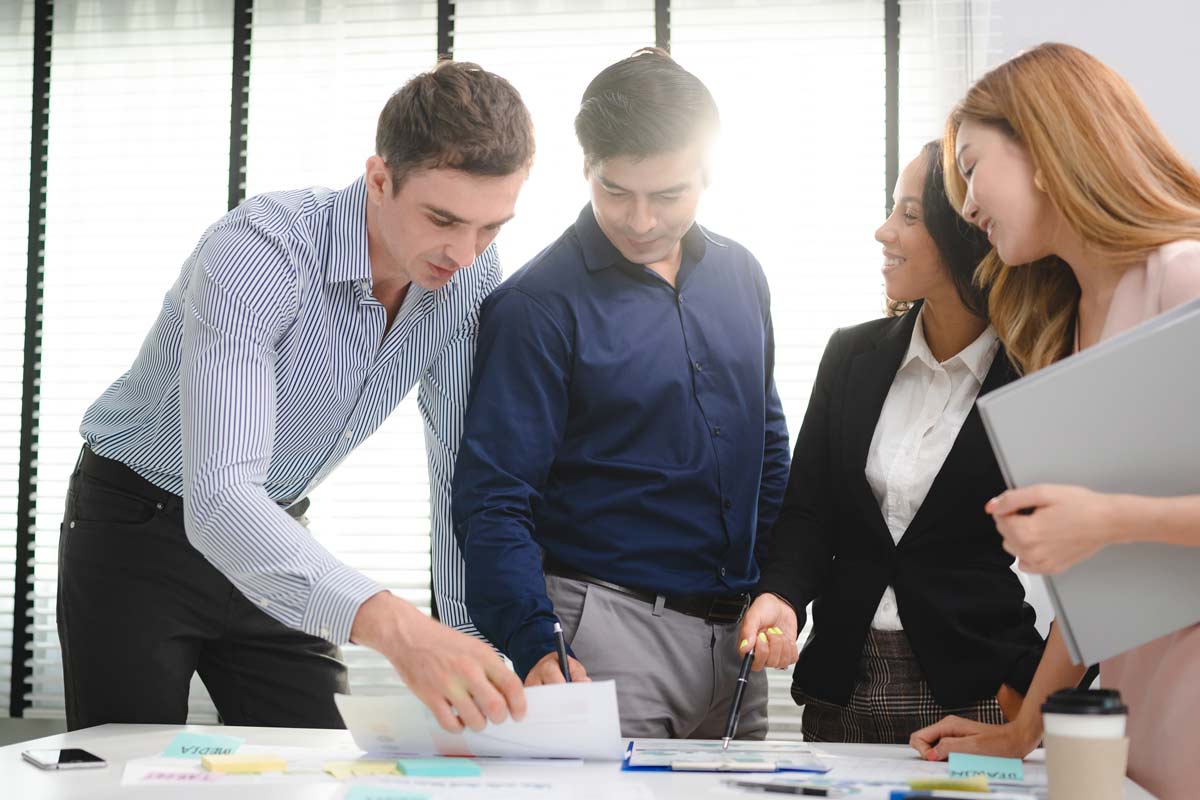 Équipe comptable d'une entreprise travaillant sur un projet de comptabilité