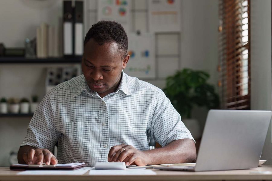 Comptable en train de travailler dans son bureau
