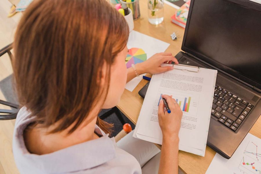 Assistante comptable effectuant des missions de gestion