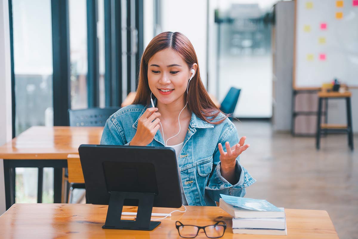 Jeune femme suivant une formation de comptabilité en ligne pour obtenir son DCG