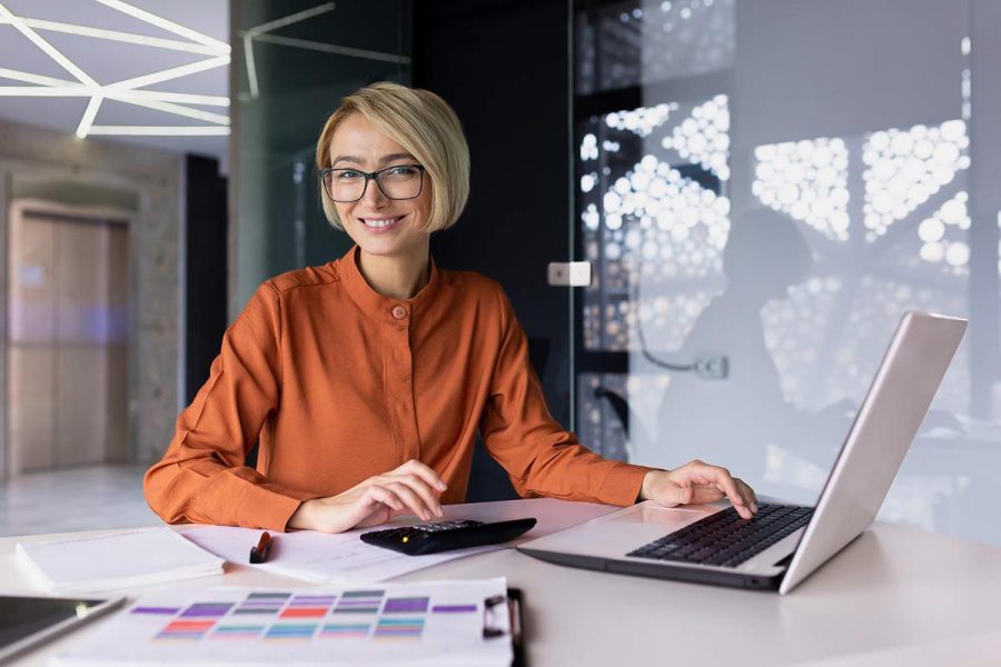 Gestionnaire de paie travaillant à son bureau