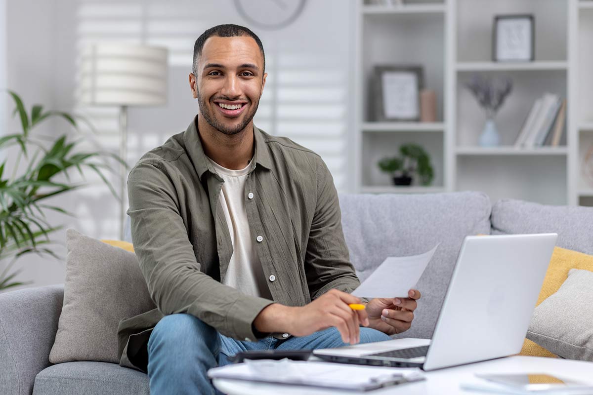 Homme devant son ordinateur suivant sa formation de comptabilité à distance.