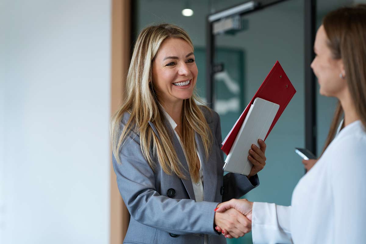 Assistante RH serrant la main à une collaboratrice