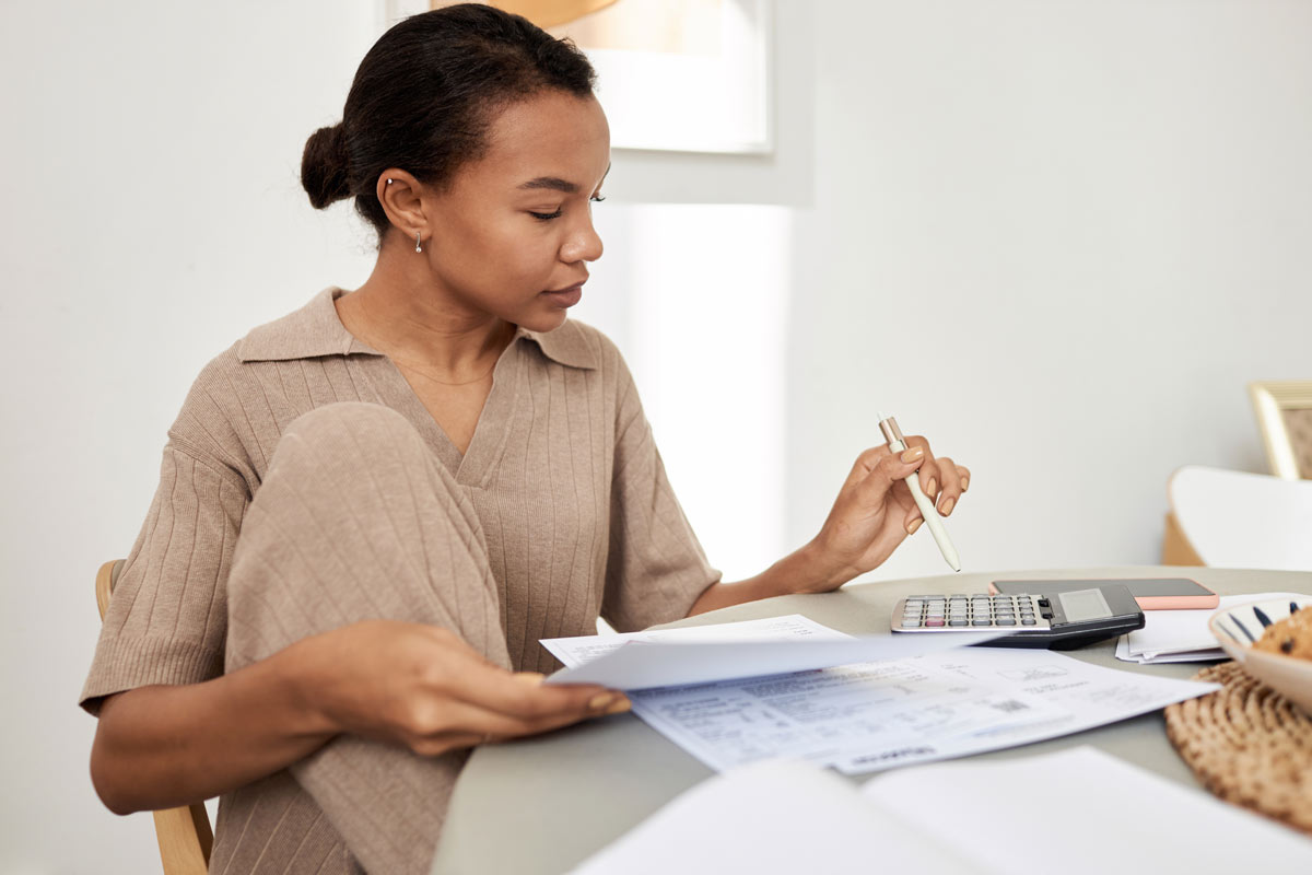 Étudiante en TP gestionaire comptable et fiscal travaillant à son bureau