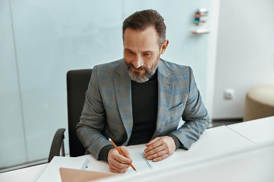 Gestionnaire de paie travaillant à son bureau.