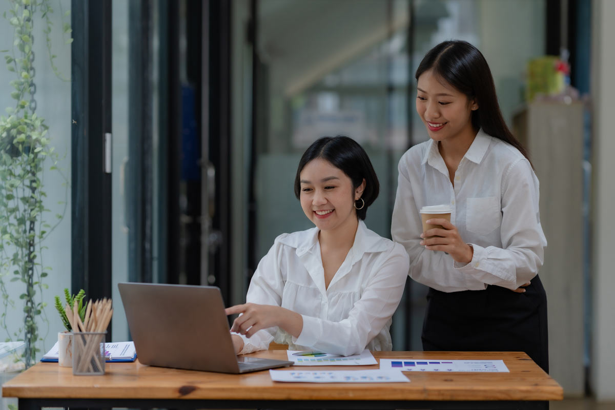 Jeune étudiante en alternance comptable travaillant avec sa tutrice d'entreprise.