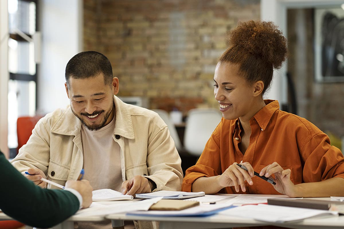 Etudiants en comptabilité en train de réviser le DCG 3