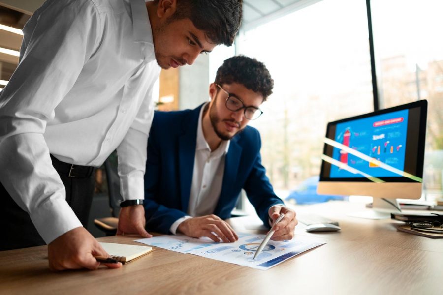 Un comptable et son assistant comptable qui travaillent sur un document au bureau