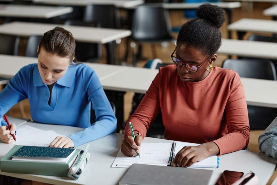 Étudiantes en train de passer l'UE 5 de leur DCG