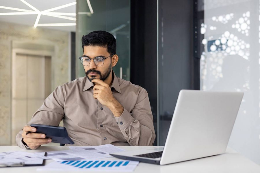 Fiscaliste travaillant à son bureau