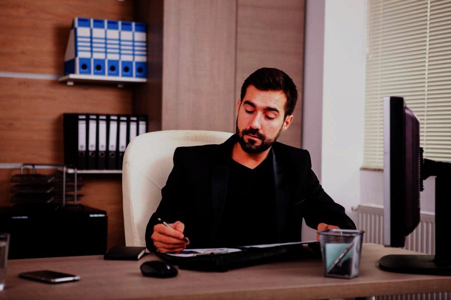 Homme expert-comptable en train de travailler à son bureau
