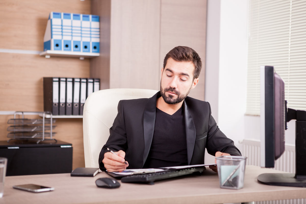 Homme expert-comptable en train de travailler à son bureau
