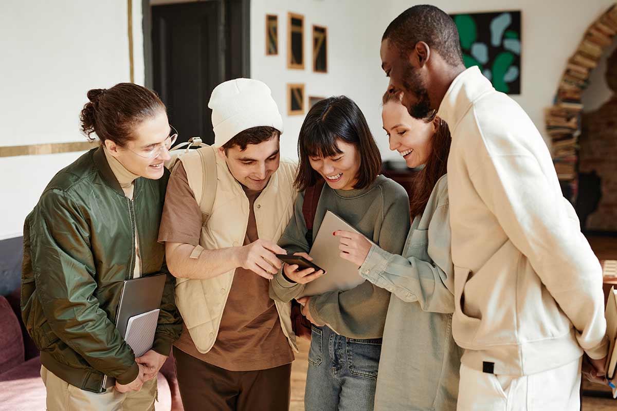 Étudiants regardant leurs résultats au BTS CG