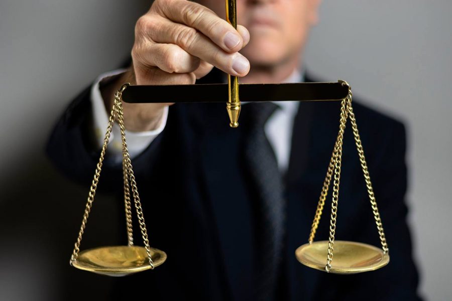 Homme tenant une balance de droit.