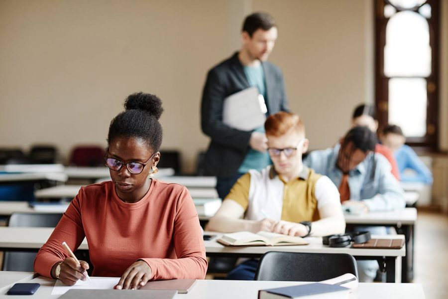 Étudiants en train de passer le DCG