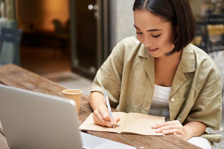 Etudiante en comptabilité en train de réviser son DCG 4 droit fiscal