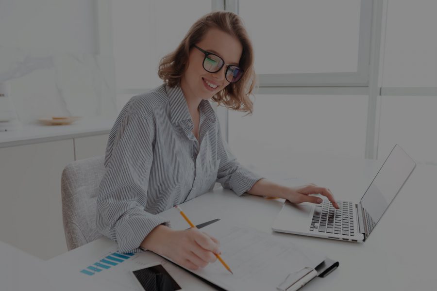 Gestionnaire de paie en train de travailler
