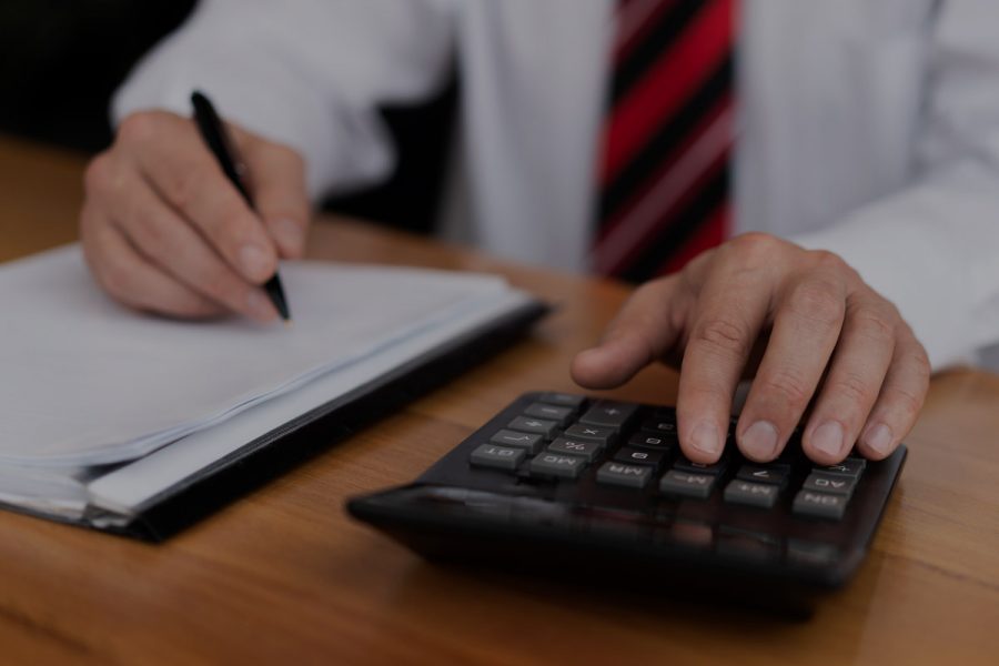 Gros plan d'un homme travaillant avec une calculette