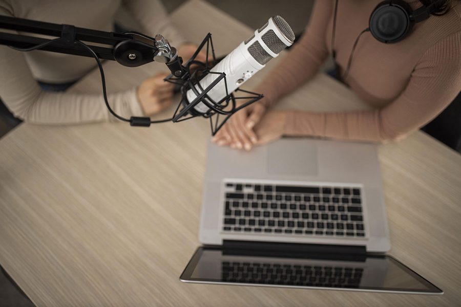 Vue du dessus de deux femmes en train de faire une interview