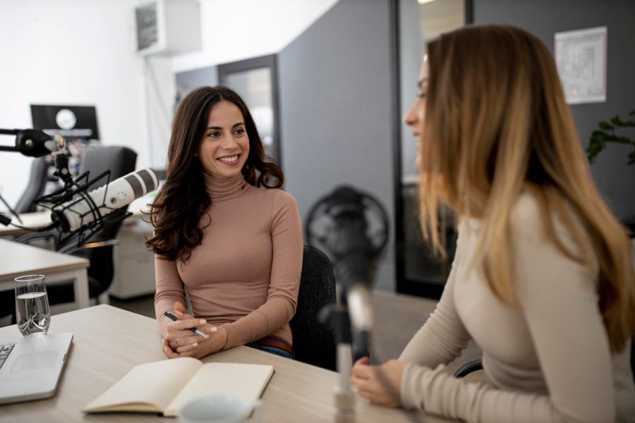Deux femmes effectuant une interview