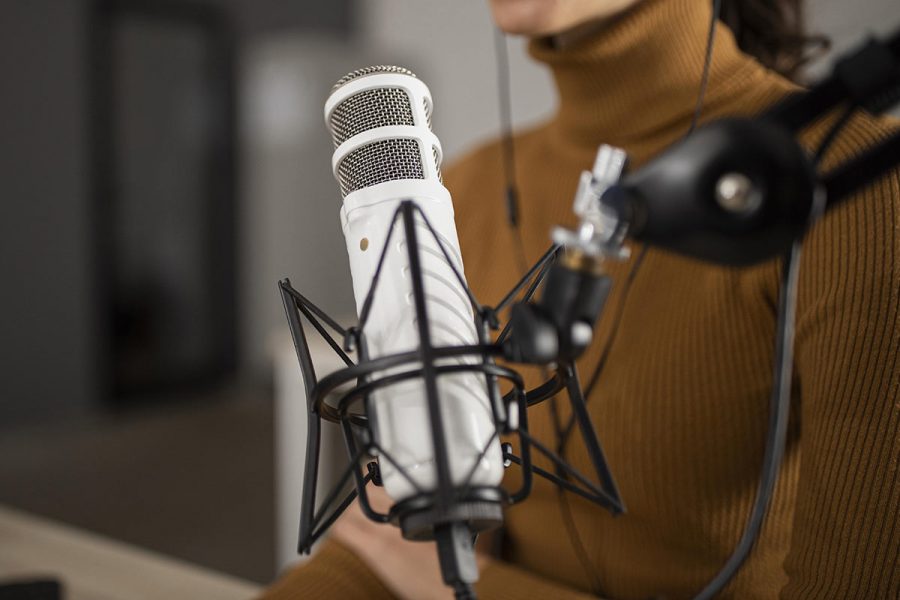 Femme derrière un micro en train de donner une interview