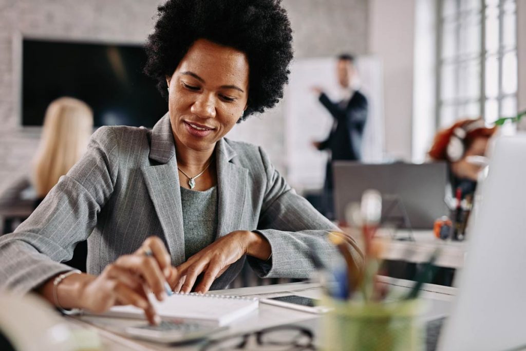 Femme fiscaliste en train de travailler la comptabilité au bureau