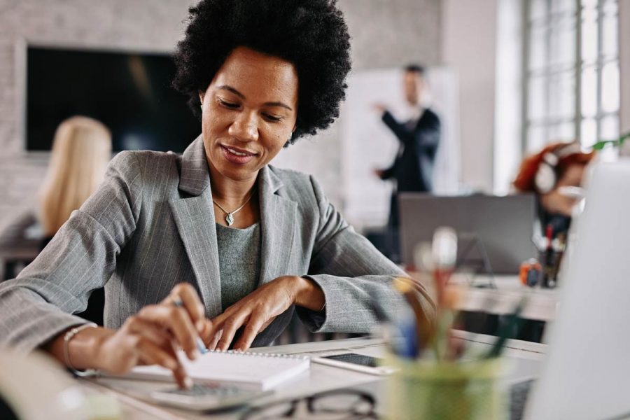 Femme fiscaliste en train de travailler la comptabilité au bureau