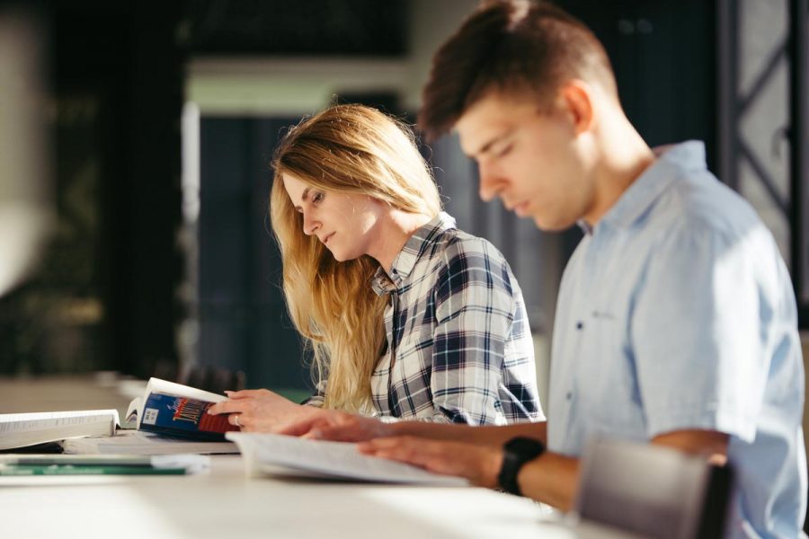 Couple d'ami étudiant pour passer leur Tp Gestionnaire de Paie