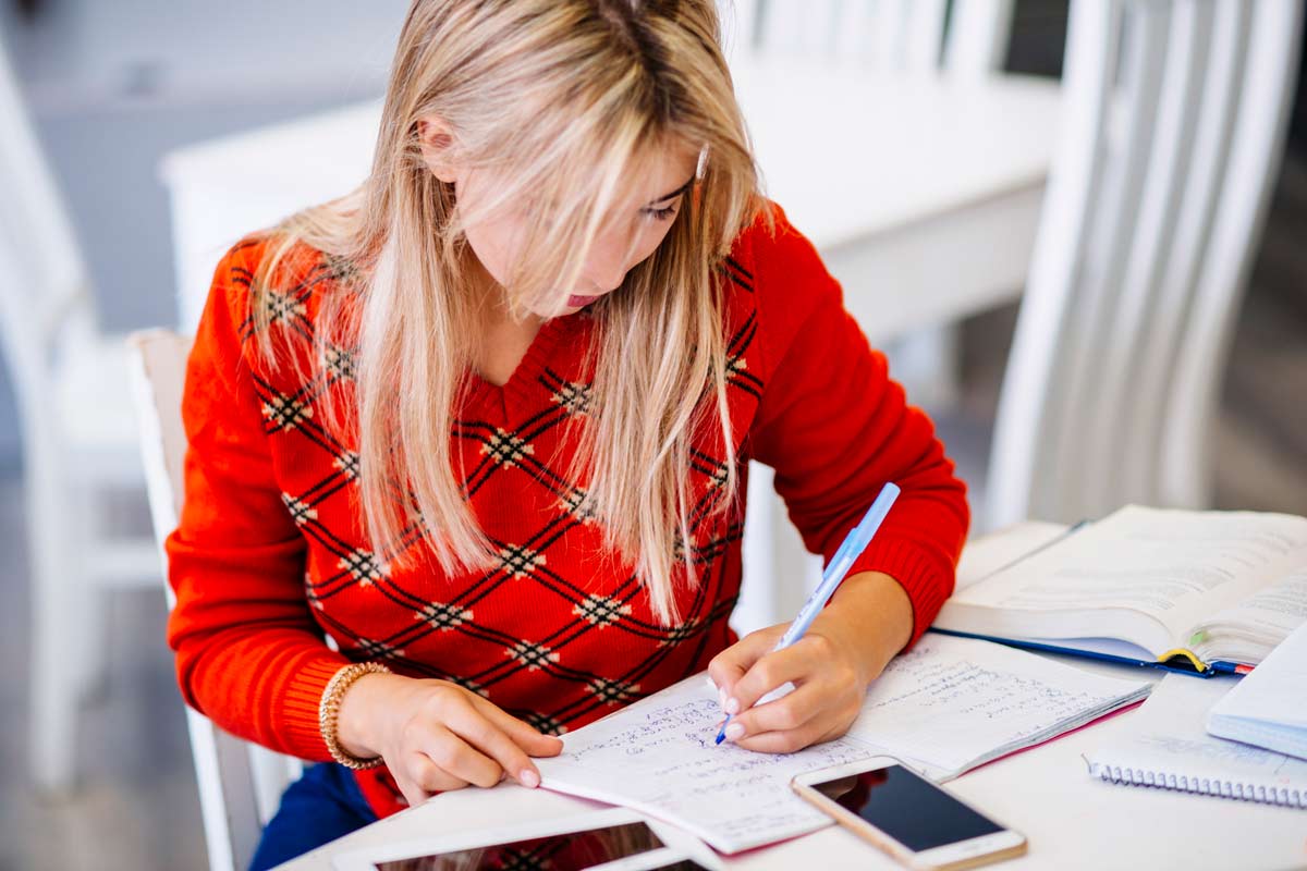 Femme étudiante qui révise pour réussir son Tp Gestionnaire de Paie