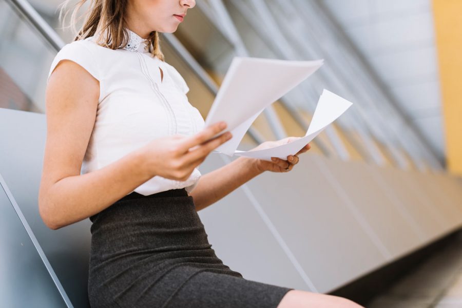 Femme préparant sa soutenance de rapport de stage